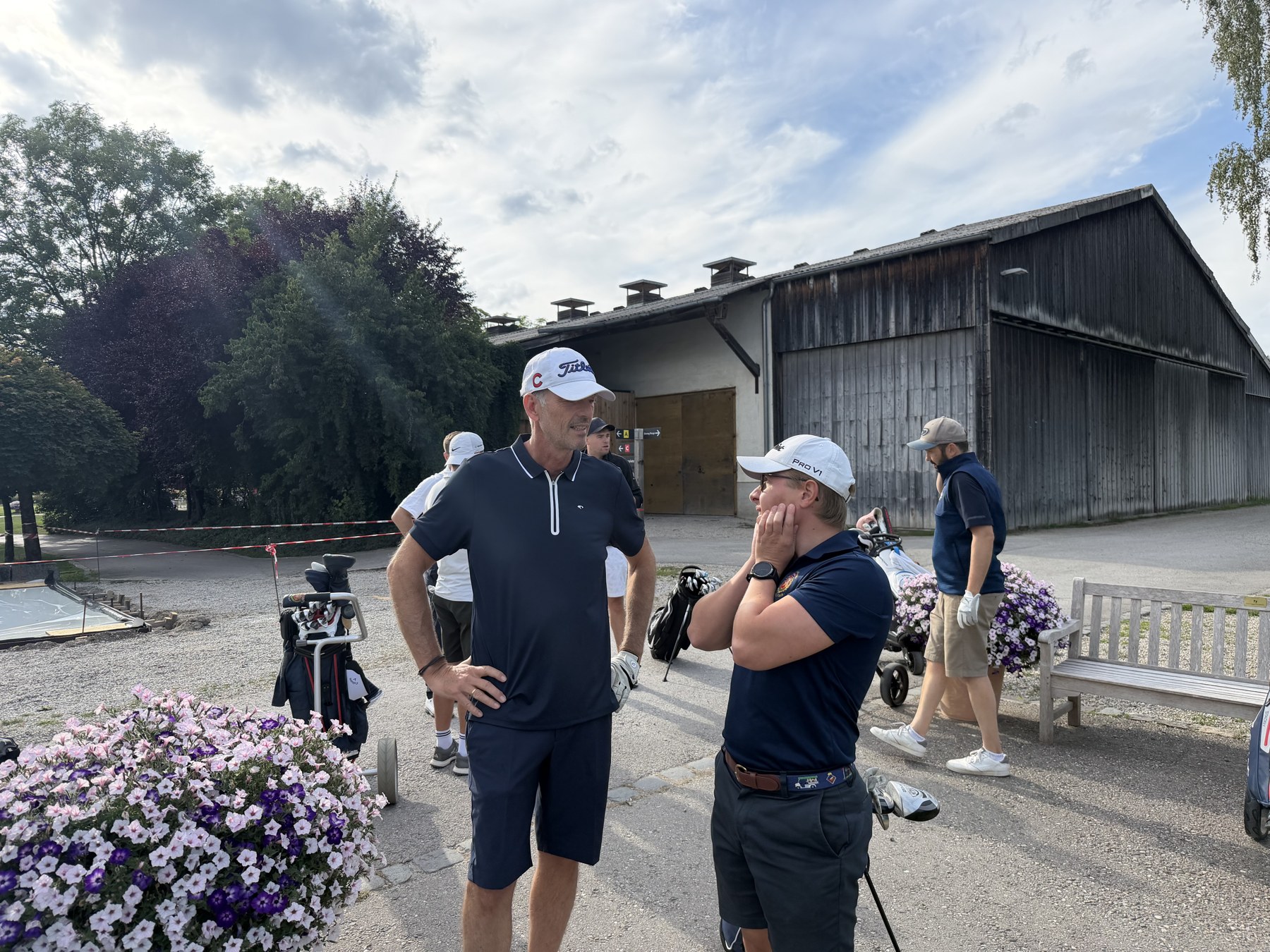 Gespräche vor dem Start der Golfrunde in Eichenried