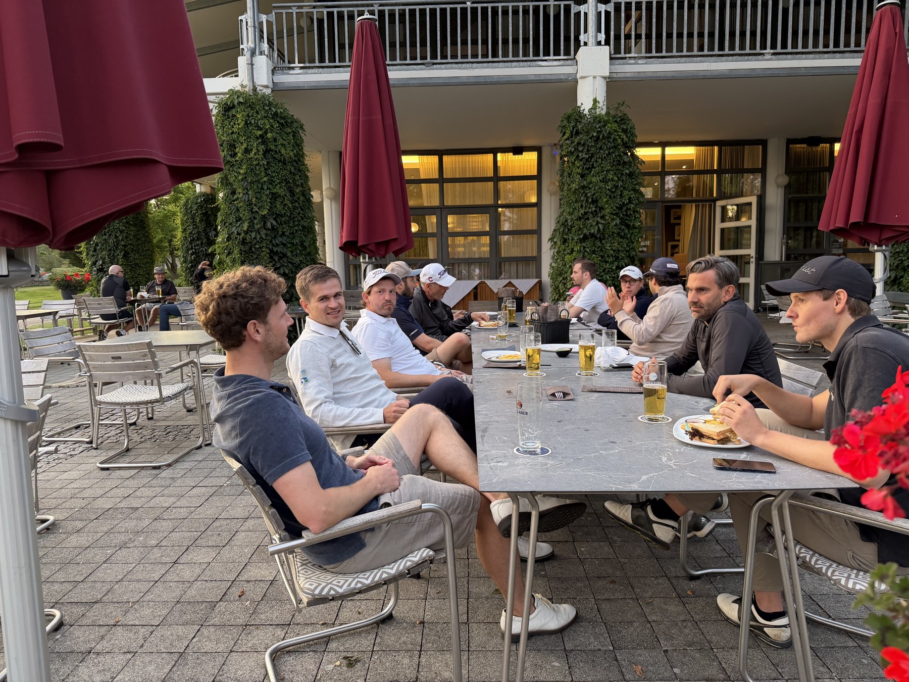 Gesellige Runde auf der Terrasse nach dem Golf