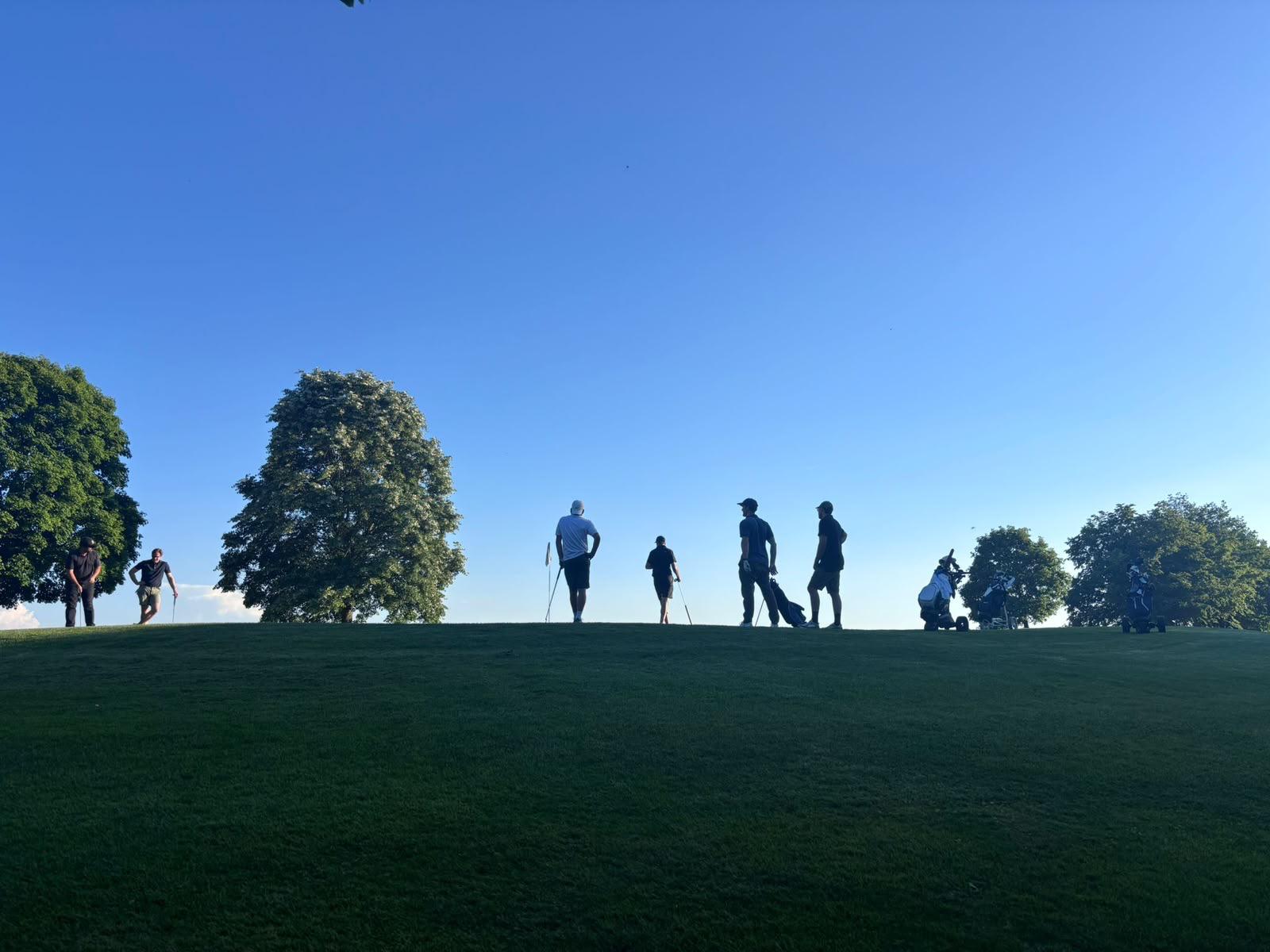 Golfer als Silhouetten auf dem Grün in Valley